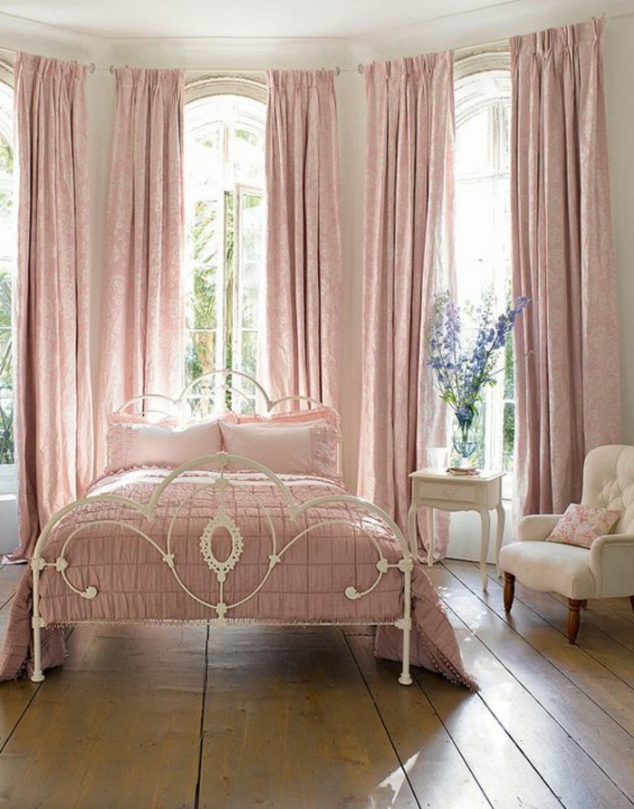 quelle-couleur-pour-une-chambre-lit-en-rose-murs-et-meubles-en-blanc-vase-de-fleurs
