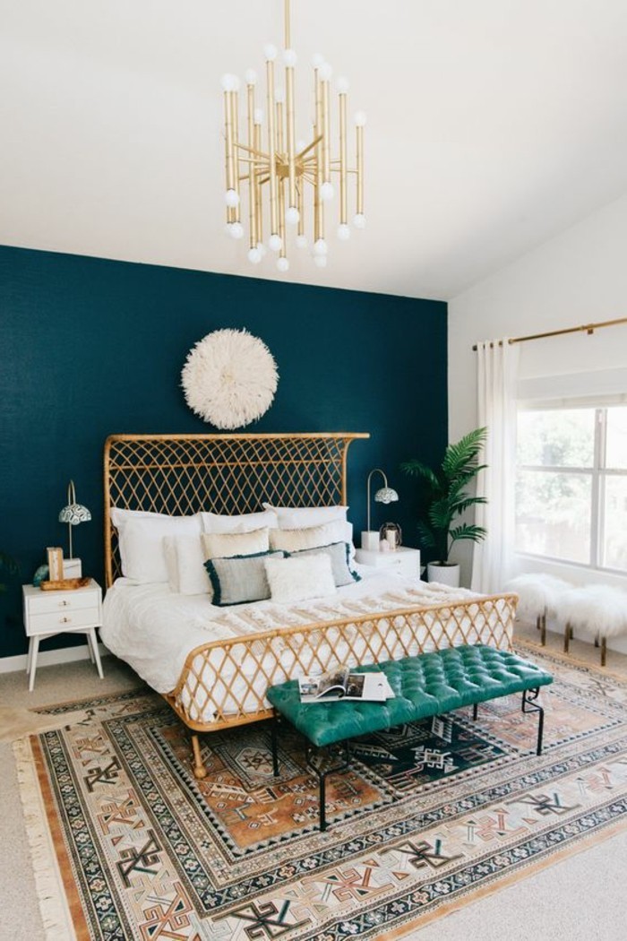 quelle-couleur-pour-une-chambre-murs-en-bleu-couverture-blanche-poufs-elements-en-verts-chandelier-classique