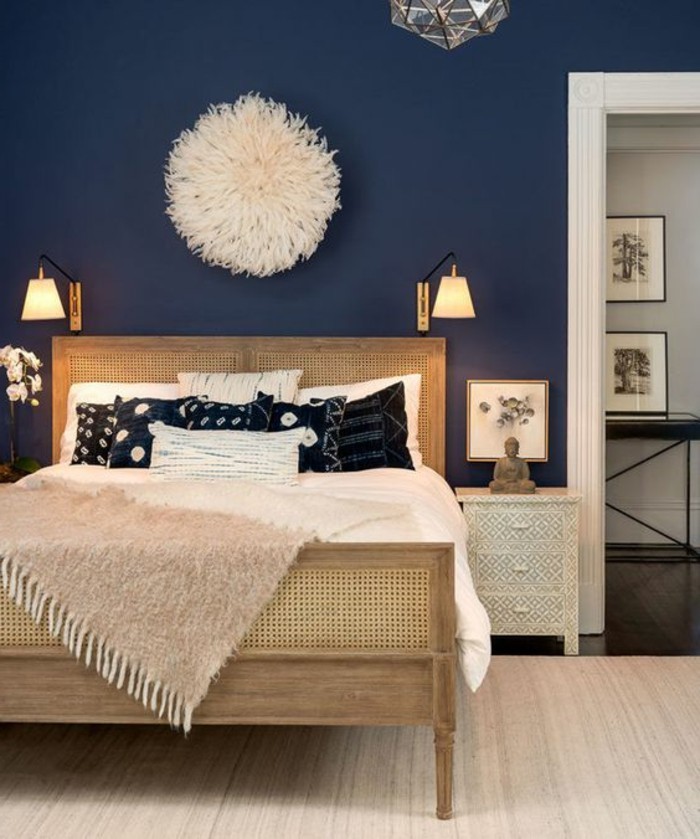 quelle-couleur-pour-une-chambre-murs-en-bleu-fonce-parquet-et-lit-de-bois-accessoires-en-couleurs-chaudes