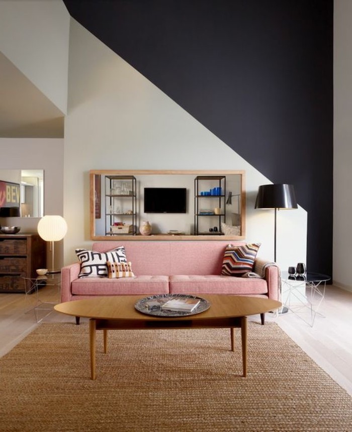 quelle-couleur-pour-une-chambre-tapis-en-rotin-canape-rose-lampe-noire-table-en-bois-design-bas