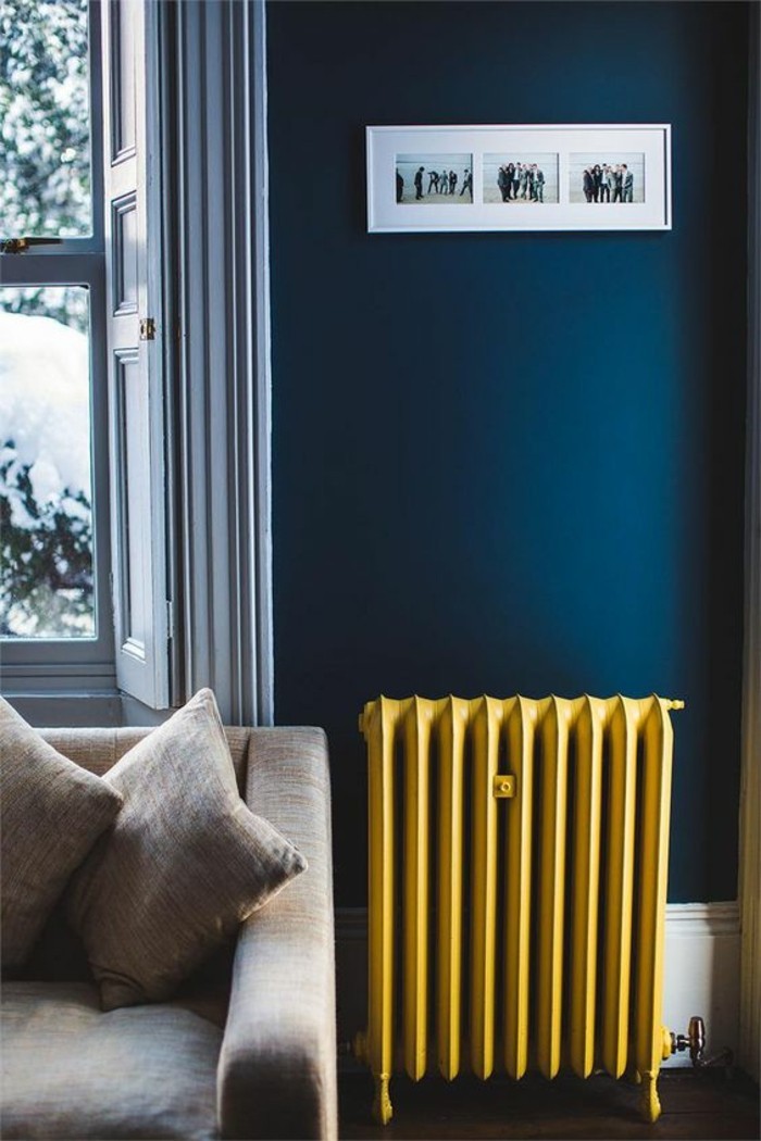 radiateur-peint-couleur-moutarde-mur-bleu-canard-deco-salon-moderne