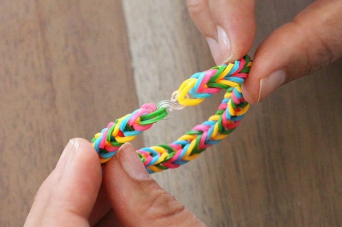 relier-les-deux-bouts-du-bracelet-et-ajouter-un-fermoir-idee-bracelet-elastique-geniale