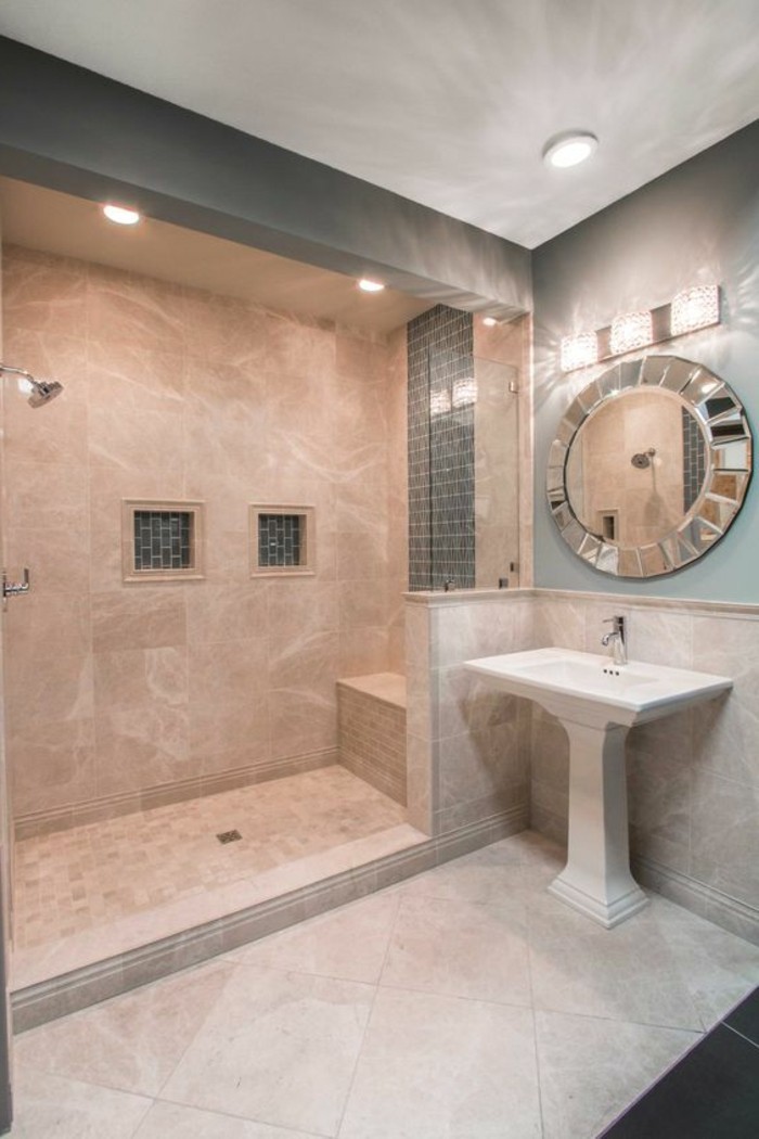 salle-de-bain-beige-miroir-rond-decoratif-lavabo-sur-pied
