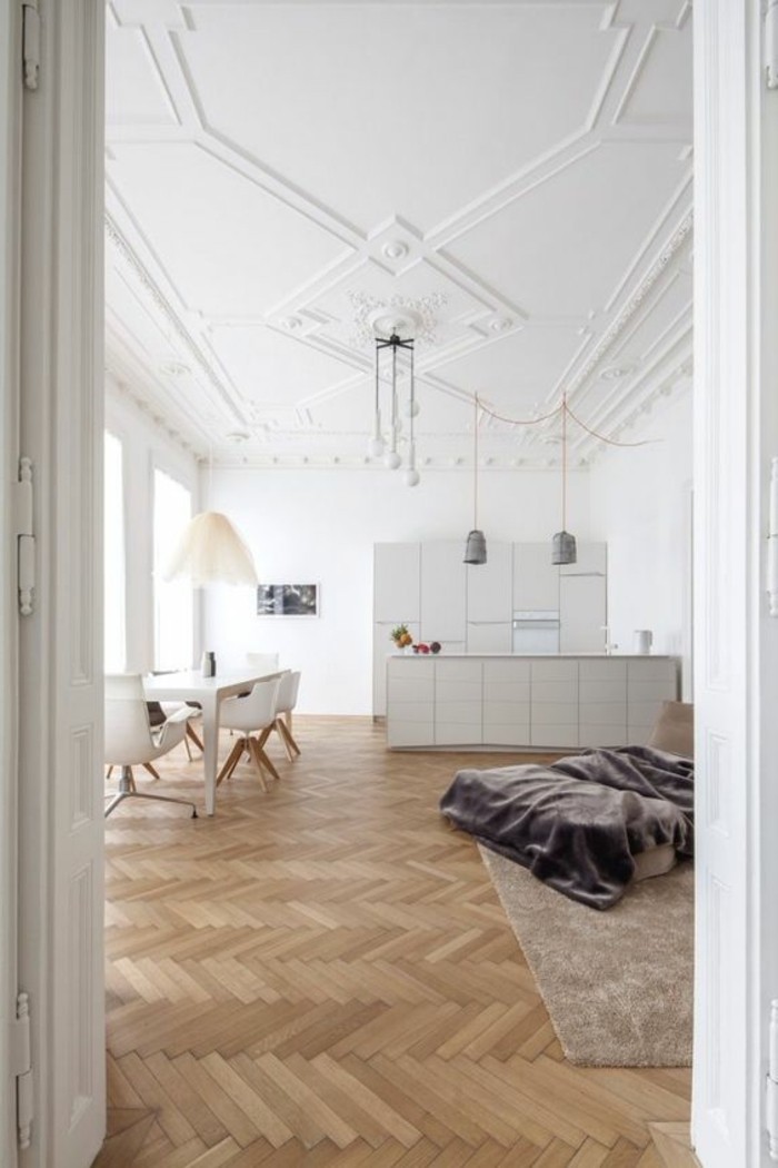 salle-de-sejour-parquet-clair-sol-en-bois-clair-tapis-beige-interieur-beige