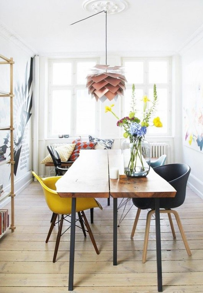 salle-a-manger-chaises-differentes-couleurs-chaise-scandinave-jaune-moutarde-parquet-en-bois-clair