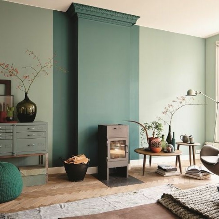 salon-murs-couleur-vert-fonce-sol-en-parquet-clair-tapis-beige-idee-deco-salon