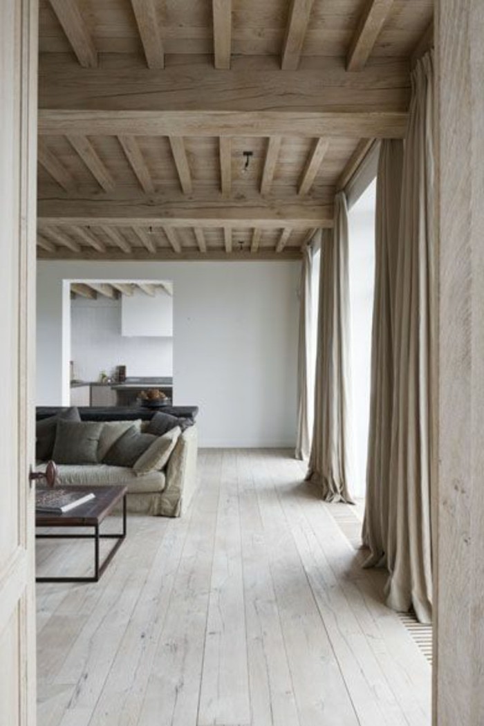 salon-parquet-chene-massif-clair-plafond-en-bois-clair-murs-blancs-meubles-salon
