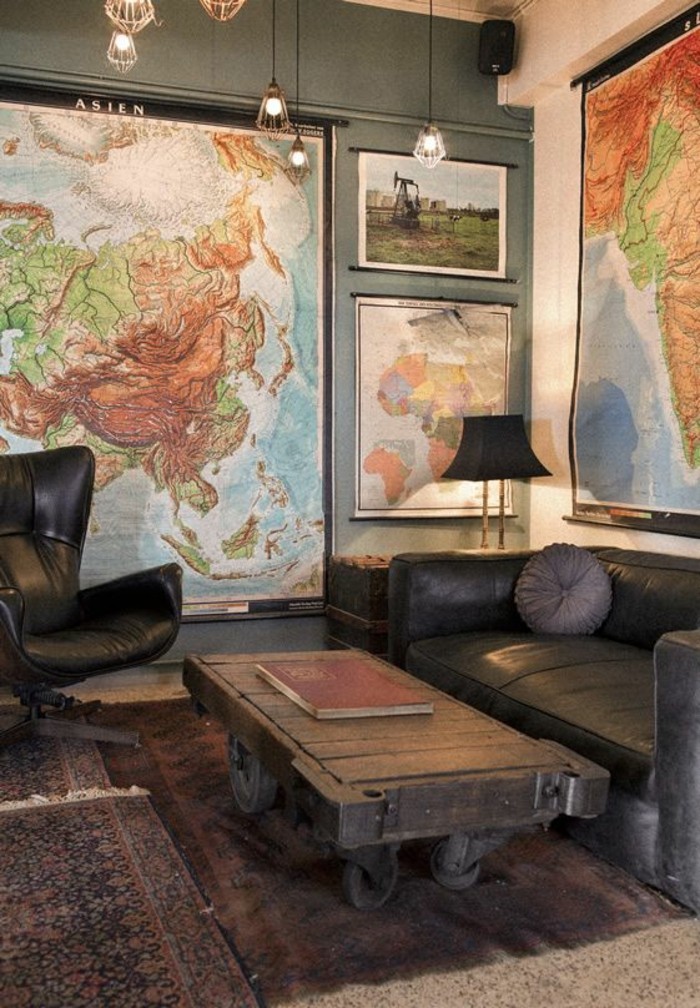 salon-rustique-canape-en-cuir-table-originale-carte-du-monde-murale