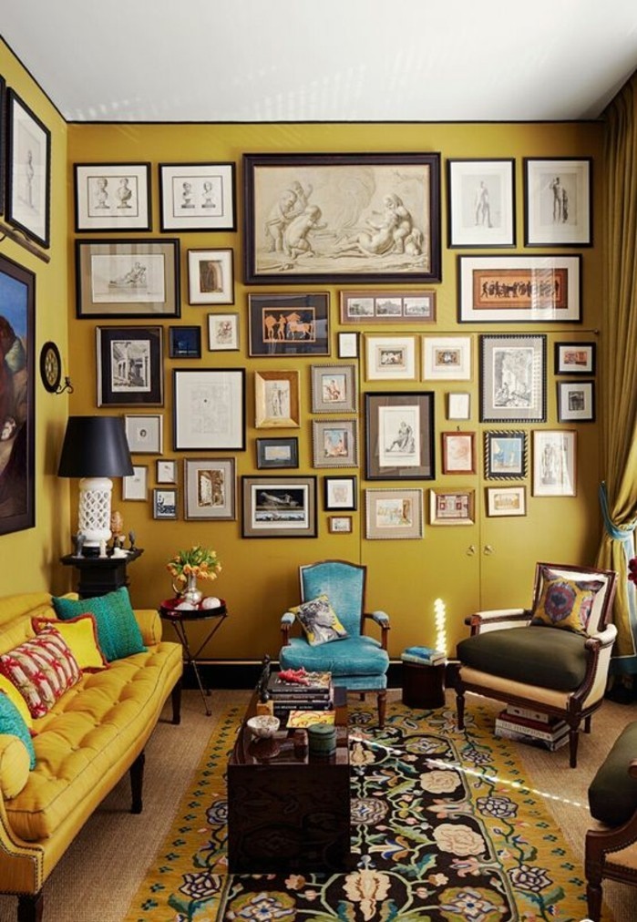 salon-style-eclectique-mur-de-cadres-mur-jaune-moutarde