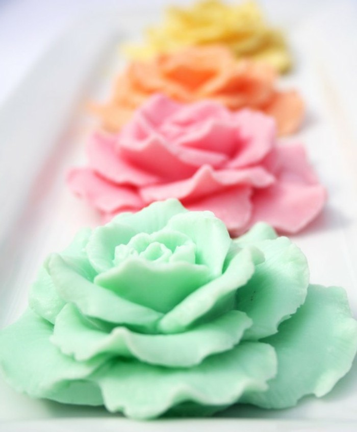 savons-genials-en-forme-de-roses-de-couleur-differente-fabriquer-son-savon-idee-geniale
