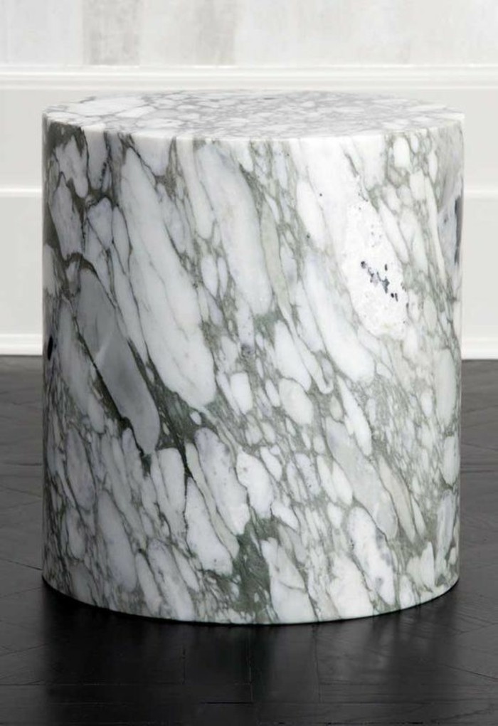 simplicite-et-elegance-avec-cette-table-basse-en-marbre-veine-forme-cylindrique
