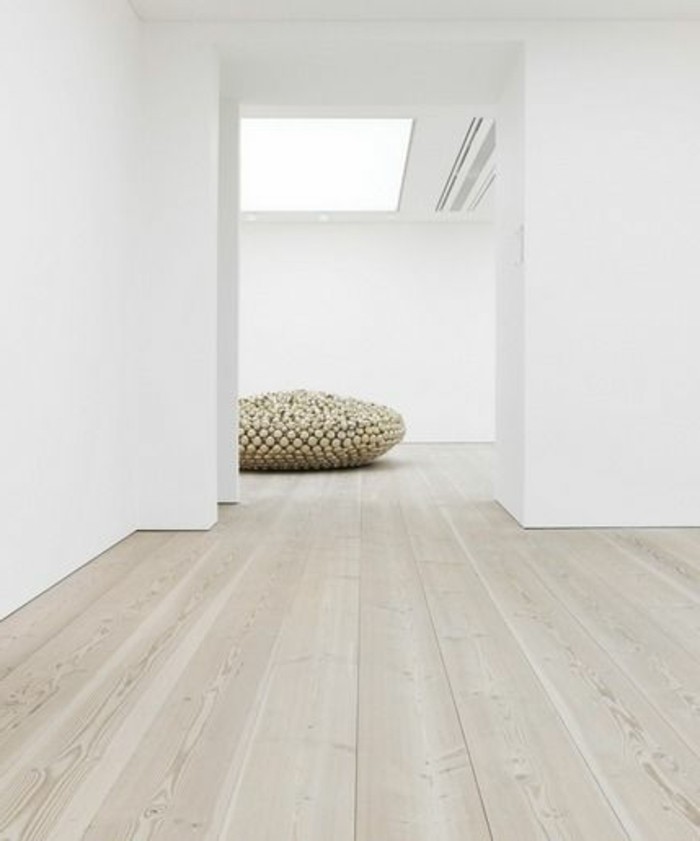 sol-en-parquet-murs-blancs-chaise-basse-interieur-minimaliste-blanc-et-beige