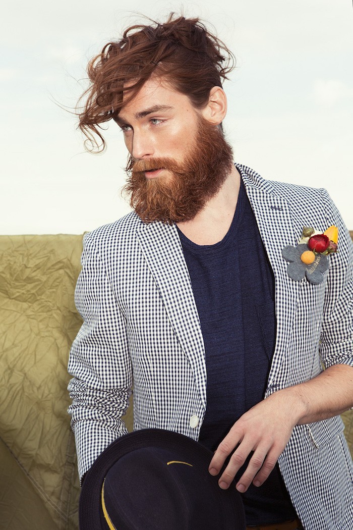 style-hipster-homme-coupe-cheveux-boucles-barbe-longue-chemise-carreaux-vetement-vintage