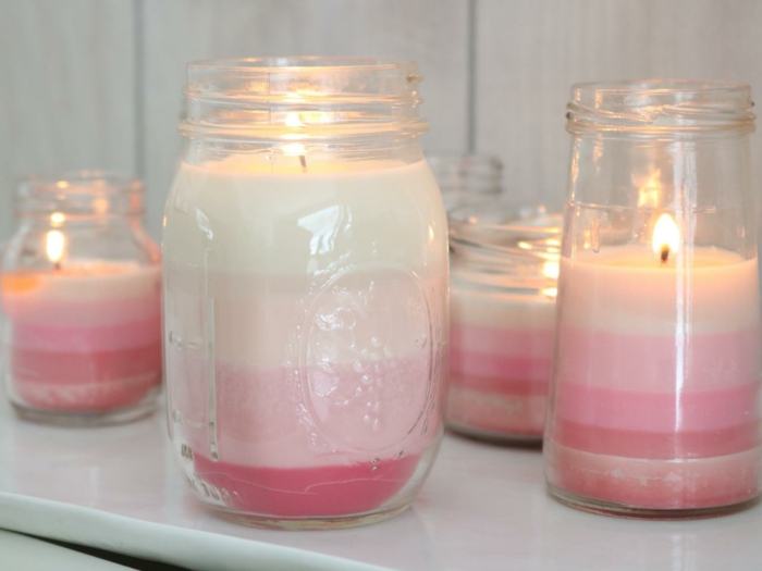 superbes-bougies-differentes-nuances-du-rose-et-du-blanc-couches-de-cire-de-couleurs-differentes