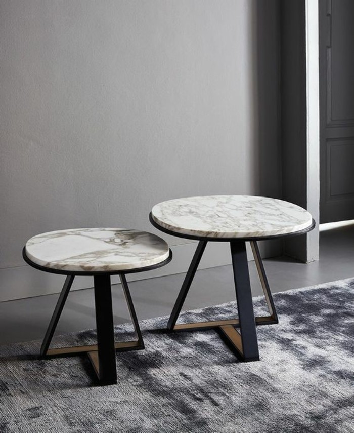 table-basse-dappoint-marbre-et-metal-arrangement-de-plusieurs-tables