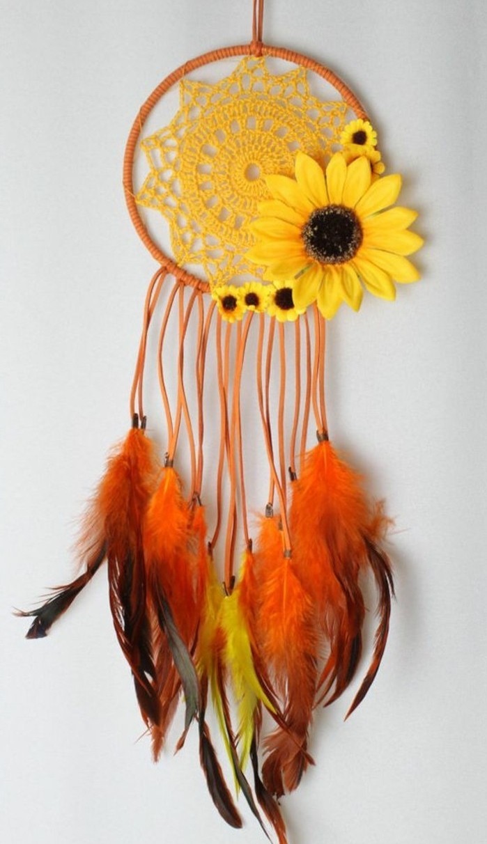 toile-d-attrape-reve-en-forme-de-soleil-decoration-composee-de-jolies-tourne-sols-et-plumes-en-orange-jaune-et-marron