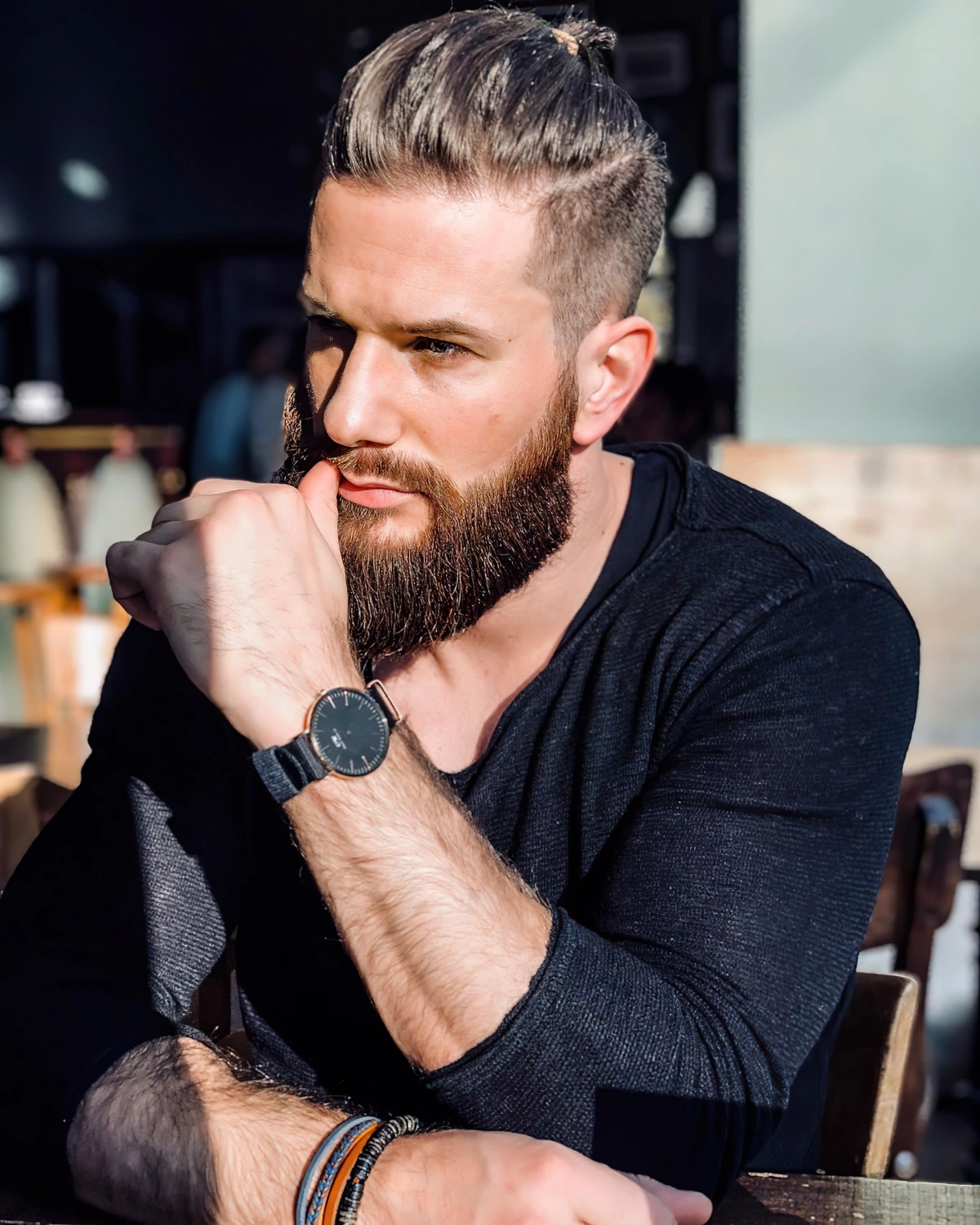 top knot homme cheveux tres courts taper cut degrade barbe