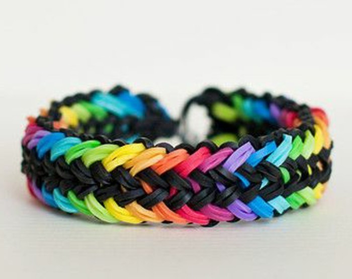 tres-charmante-idee-comment-faire-des-bracelets-en-elastique-de-plusieurs-couleurs