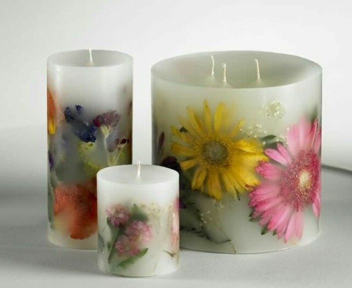tres-joli-exemple-de-bougies-decorees-de-fleurs-suggestion-extremement-esthetique-pour-decorer-sa-maison-fabriquer-des-bougies-interessantes