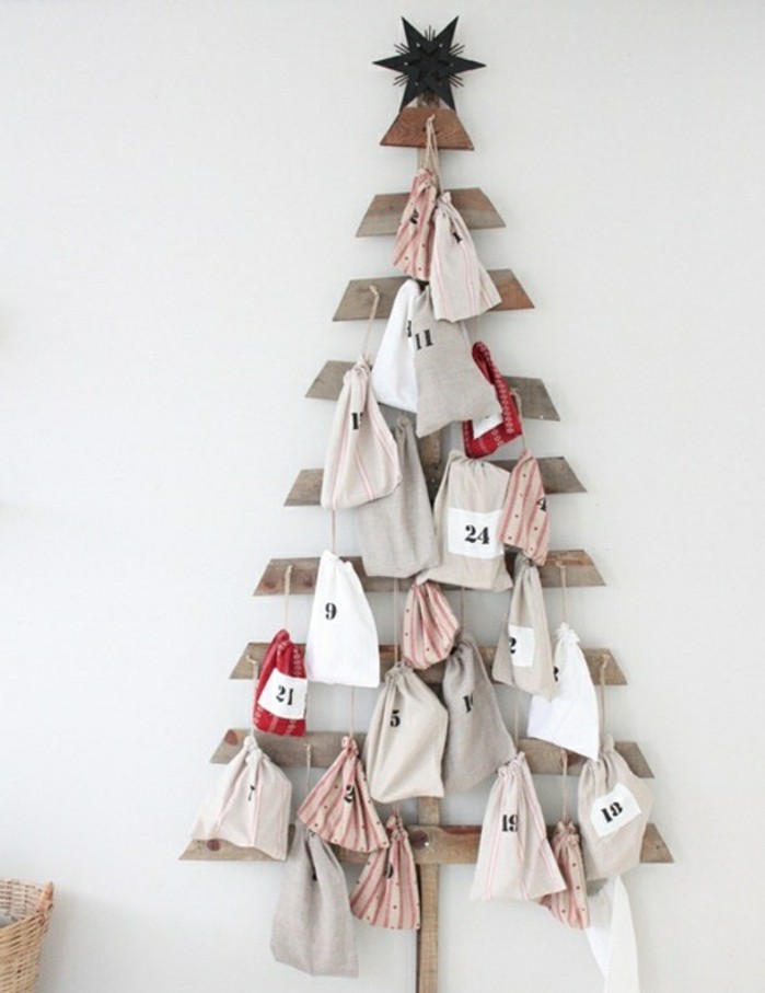 un-arbre-de-noel-en-bois-decore-de-petits-sacs-contenant-de-petits-cadeaux-et-friandises-calendrier-de-l-avent-a-fabriquer-soi-meme