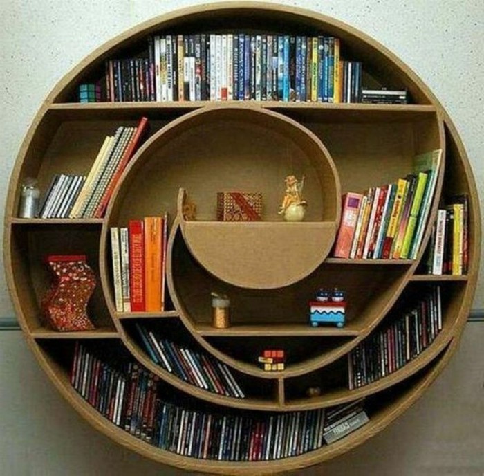 un-modele-tres-original-de-meuble-en-carton-une-bibliotheque-en-carton-forme-ronde