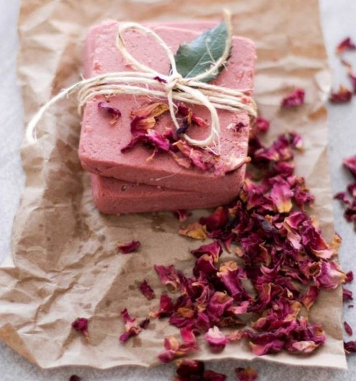 une-autre-suggestion-magnifique-savon-d-argile-de-l-eau-de-rose-et-sel-rose-de-l-himalaya-fabriquer-du-savon