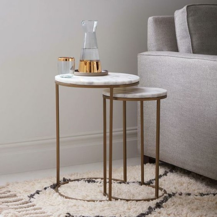 une-belle-table-basse-dappoint-marbre-associe-au-pietement-moderne-en-cuivre