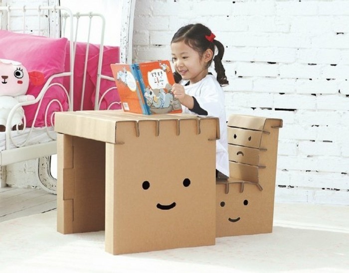 une-chaise-en-carton-et-une-table-miniature-diy-pour-un-enfant-un-coin-de-jeux-sympa