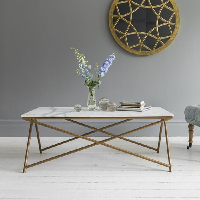 une-jolie-table-basse-en-marbre-blanc-avec-pietement-geometrique-en-fer