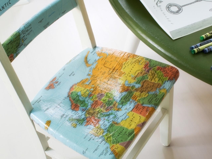 une-simple-chaise-blanche-customisée-papier-decopatch-avec-des-motifs-d-une-carte-geographique-idee-relooker-un-meuble-creative