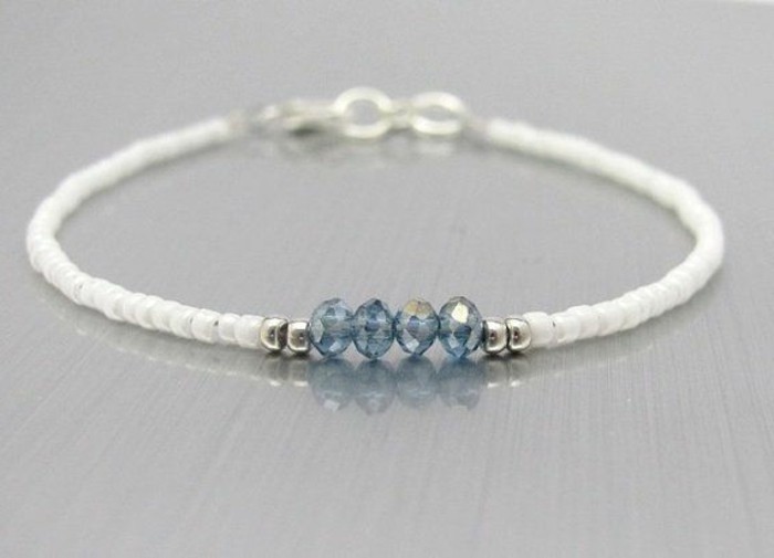 une-suggestion-simple-et-tres-elegante-de-bracelet-elastique-pare-de-superbes-perles