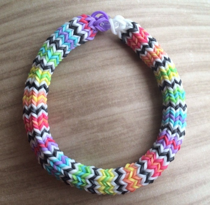 une-suggestion-tres-coloree-de-bracelet-en-elastique-de-plusieurs-couleurs