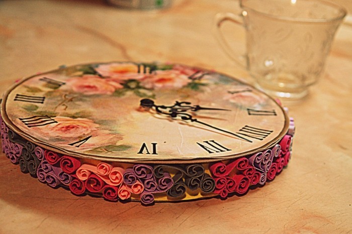 une-super-idee-pour-une-horloge-vintage-decore-avec-du-papier-decopatch-cadeau-a-faire-soi-meme
