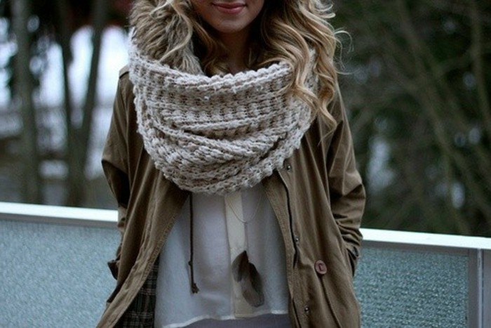 une-echarpe-a-tricoter-pour-comme-un-moyen-de-protection-contre-le-froid-cadeau-de-noel-a-faire-soi-meme