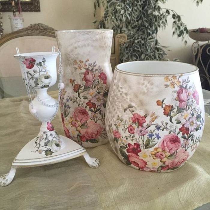 vase-de-fleurs-decores-de-motifs-floraux-technique-serviettage-idee-decoration-objet-charmante