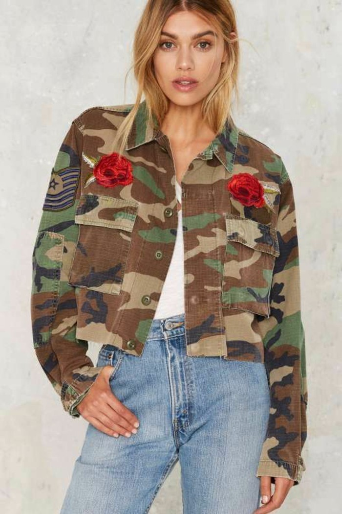 veste-camouflage-femme-broderie-roses-jean-delave