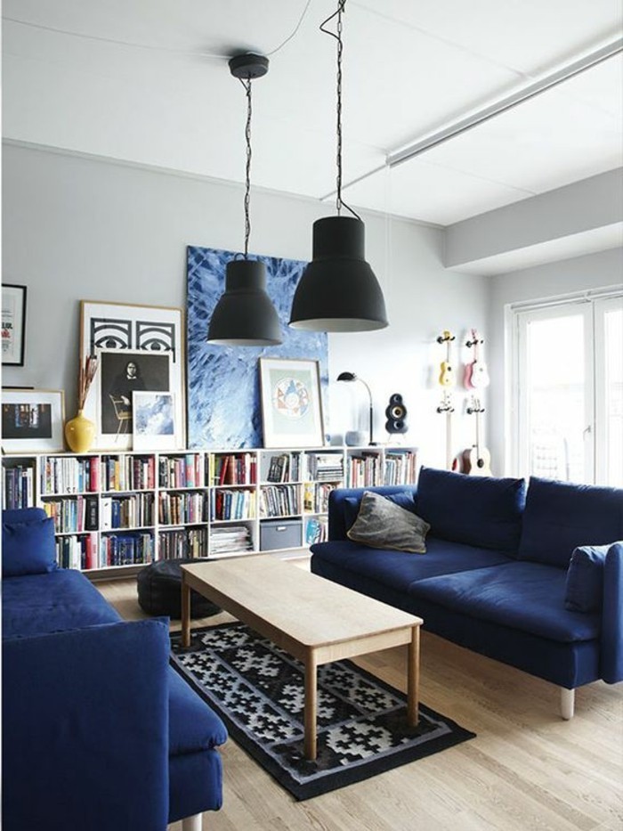 etagere-basse-grand-salon-avec-sofas-bleus-et-table-basse-en-bois