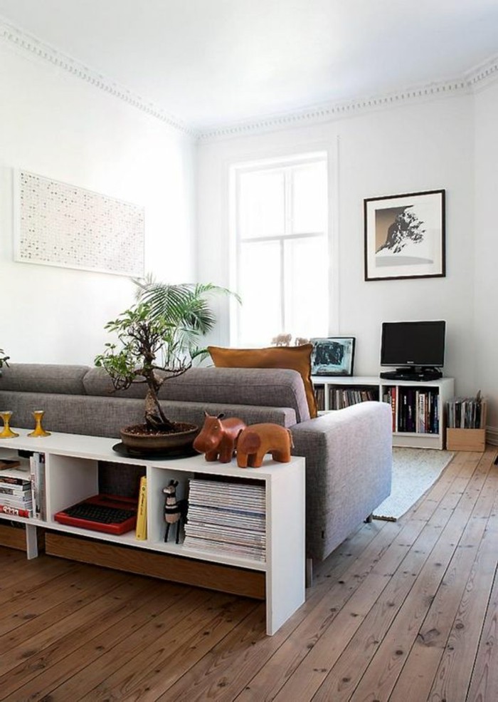 etagere-basse-salon-original-le-plancher-en-bois-grand-sofa-gris