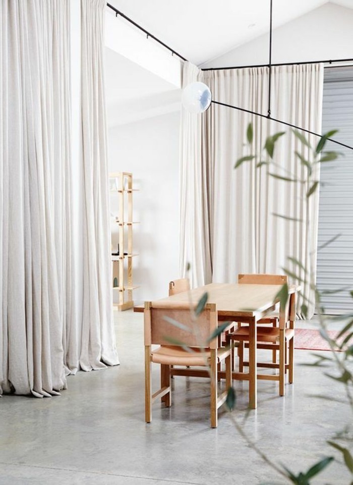 0-amenagement-salon-salle-a-manger-meubles-en-bois-clair-sol-en-beton-cire-rideaux-longs-blancs