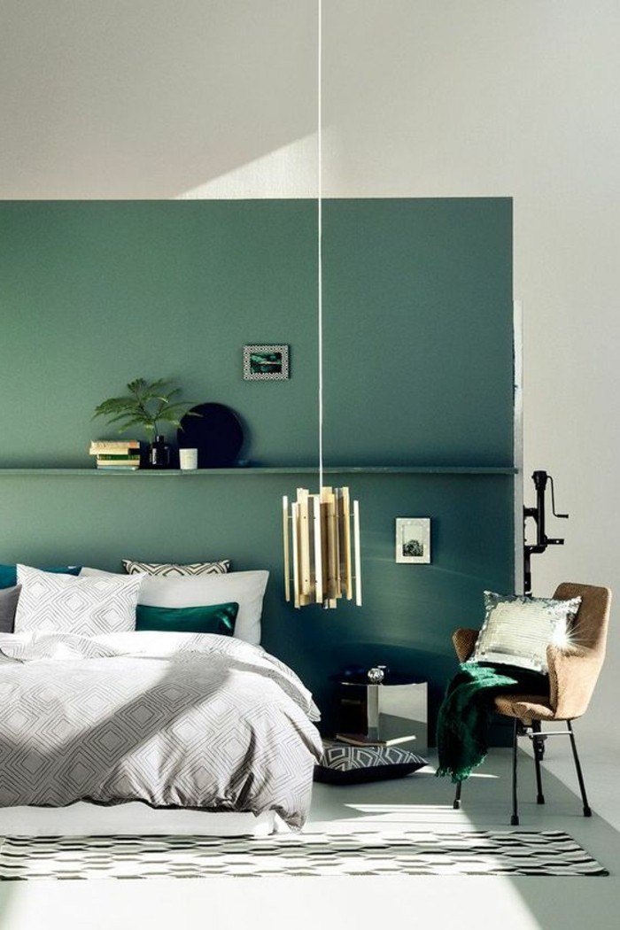 0-mur-couleur-bleu-fonce-linge-de-lit-gris-chaise-marron-tapis-blanc-noir-chambre-adulte-complete