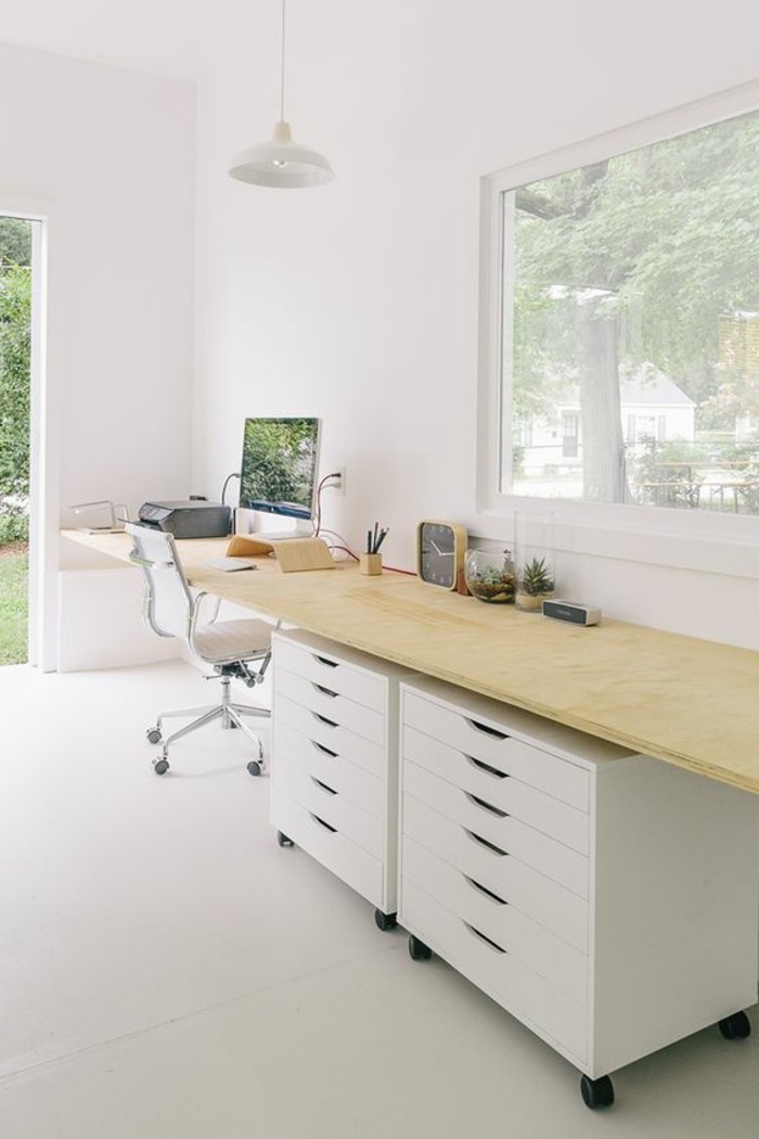 1-amenager-une-chambre-en-longueur-bureau-de-travail-domicil-bureau-en-bois-clair-chaise-blanche