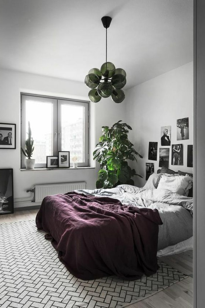 1-couverture-de-lit-satin-violette-fonce-tapis-gris-chambre-a-coucher-design
