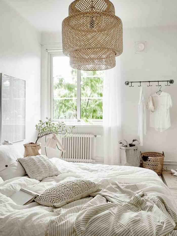 1-lustre-design-en-rotin-murs-blancs-couverture-de-lit-beige-coussins-champagne-idee-deco-chambre-complete-ado