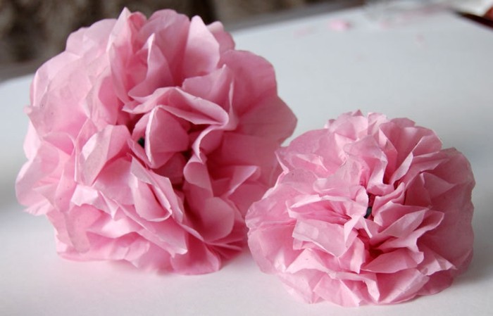 tuto-pour-fabriquer-une-fleur-en-papier-de-soie-charmante-une-superbe-idee-comemnt-faire-une-rose-en-papier