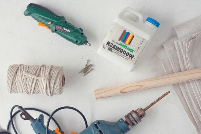 materiaux-necessaires-pour-fabriquer-un-tipi-pour-votre-enfant-poteaux-en-bois-perceuse-toile-de-bache-peinture-corde