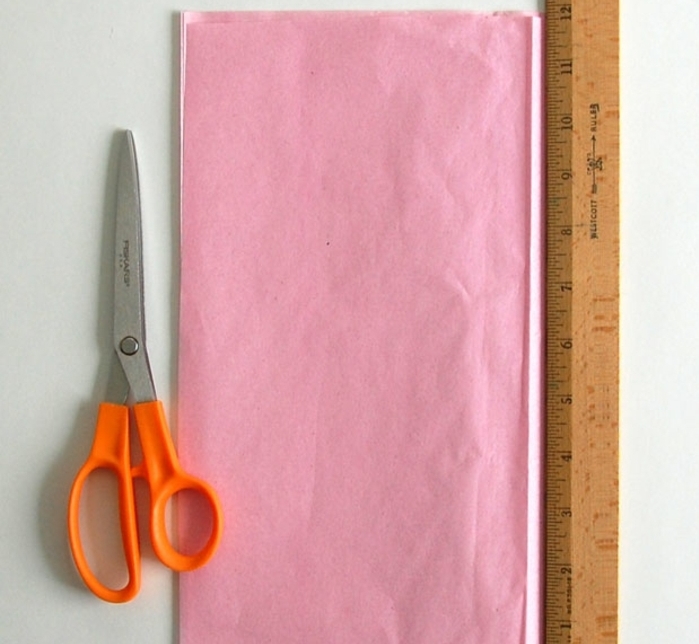 preparer-cinq-feuilles-de-papier-rose-pour-faire-votre-fleur-en-papier-de-soie