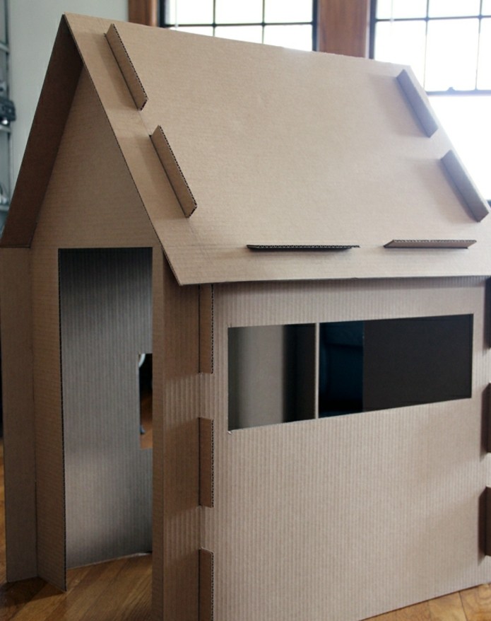 une-cabane-en-carton-simple-pour-votre-enfant-idee-diy-pour-fabriquer-une-maisonnette-de-jeux