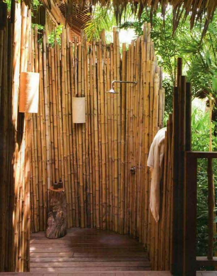 bambou-en-jardiniere-cabine-a-douche-exotique-serviette-propre-sol-en-bois