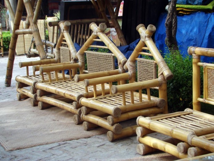 bambou-en-jardiniere-fauteuil-et-canape-a-decorer-avec-des-coussins-doux