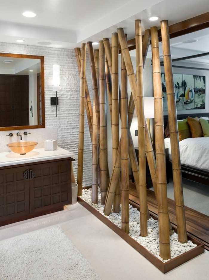 bambou-en-jardiniere-mur-entre-la-salle-de-bain-et-la-chambre-a-coucher-lavabo-meubles-en-bois